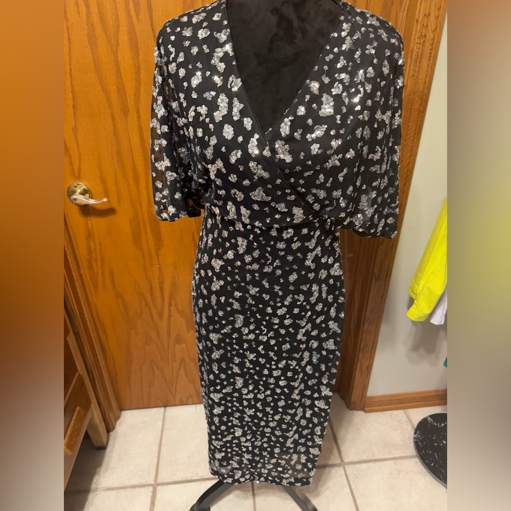 NWT KENSIE Sequin flutter sleeve midi dress size 2